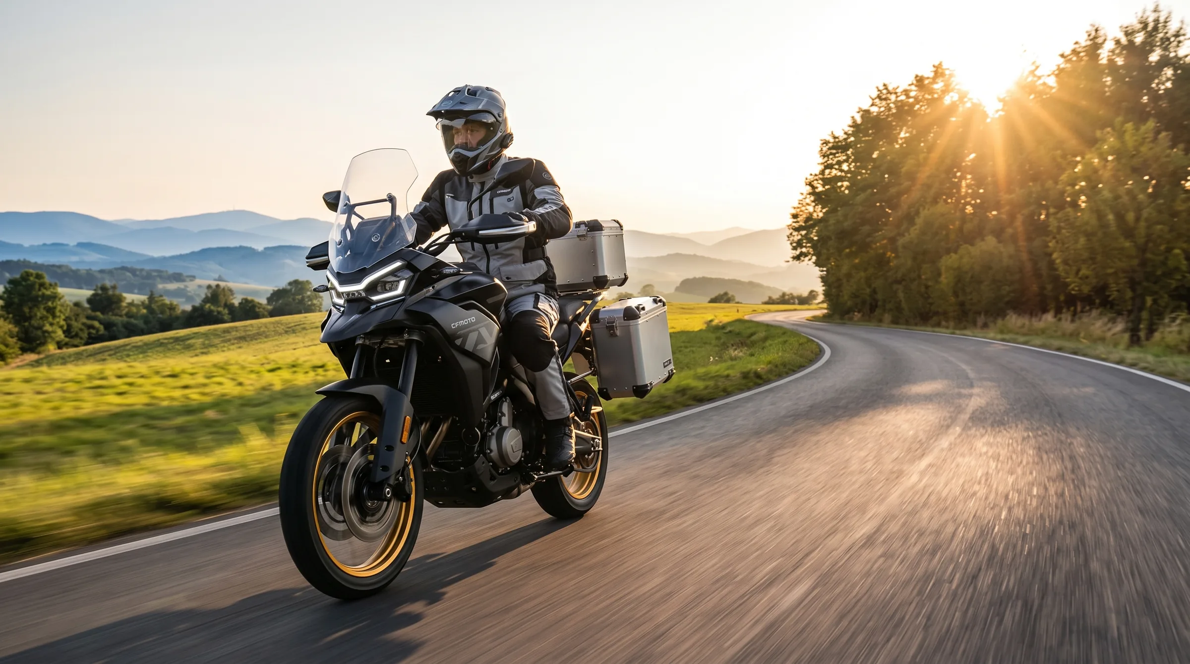 Motorkář na CFMOTO 700MT na silnici v Bílých Karpatech při západu slunce