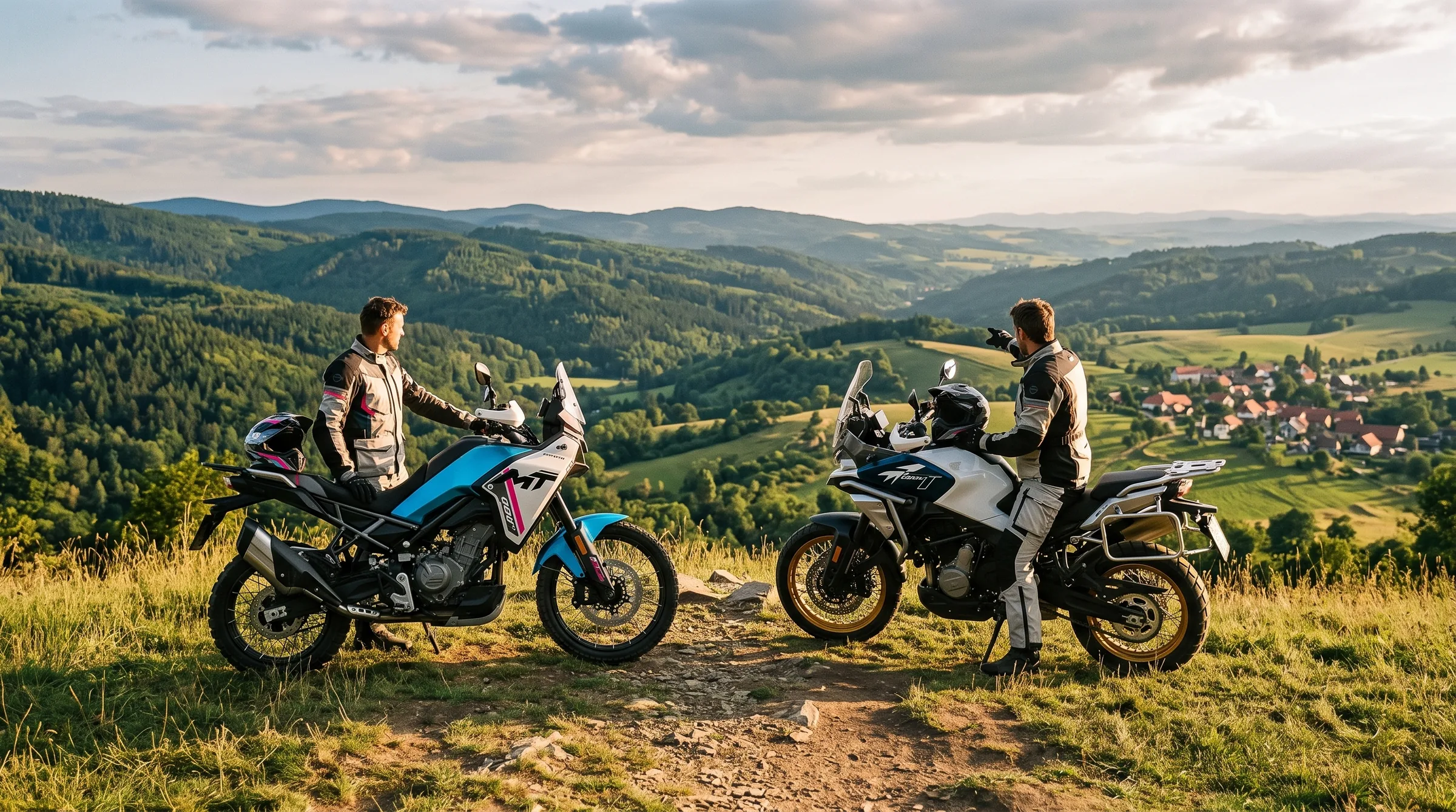 Dvě adventure motorky na vyhlídce v Beskydech