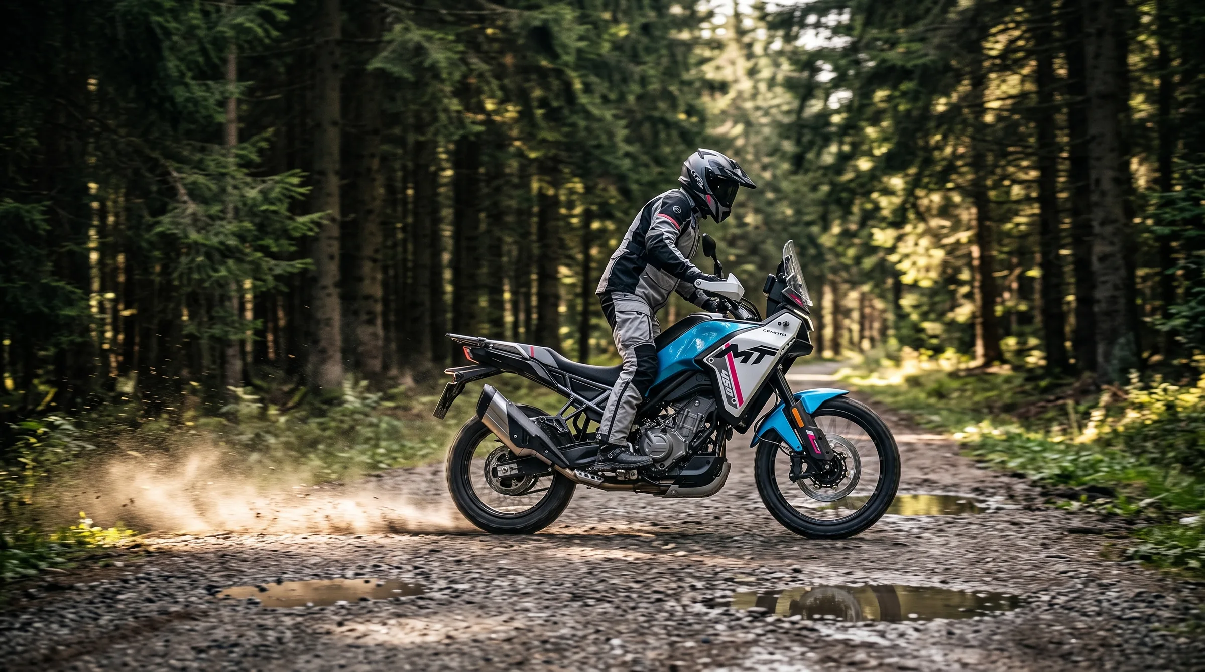 Jízda na adventure motorce po lesní šotolinové cestě